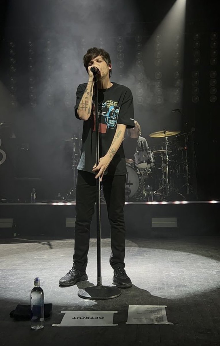 IwtIakes's tweet photo. @wiIdflowerIwt BLACK GRAPHIC T SHIRT AND BLACK JEANS https://t.co/4xkHsLi74f