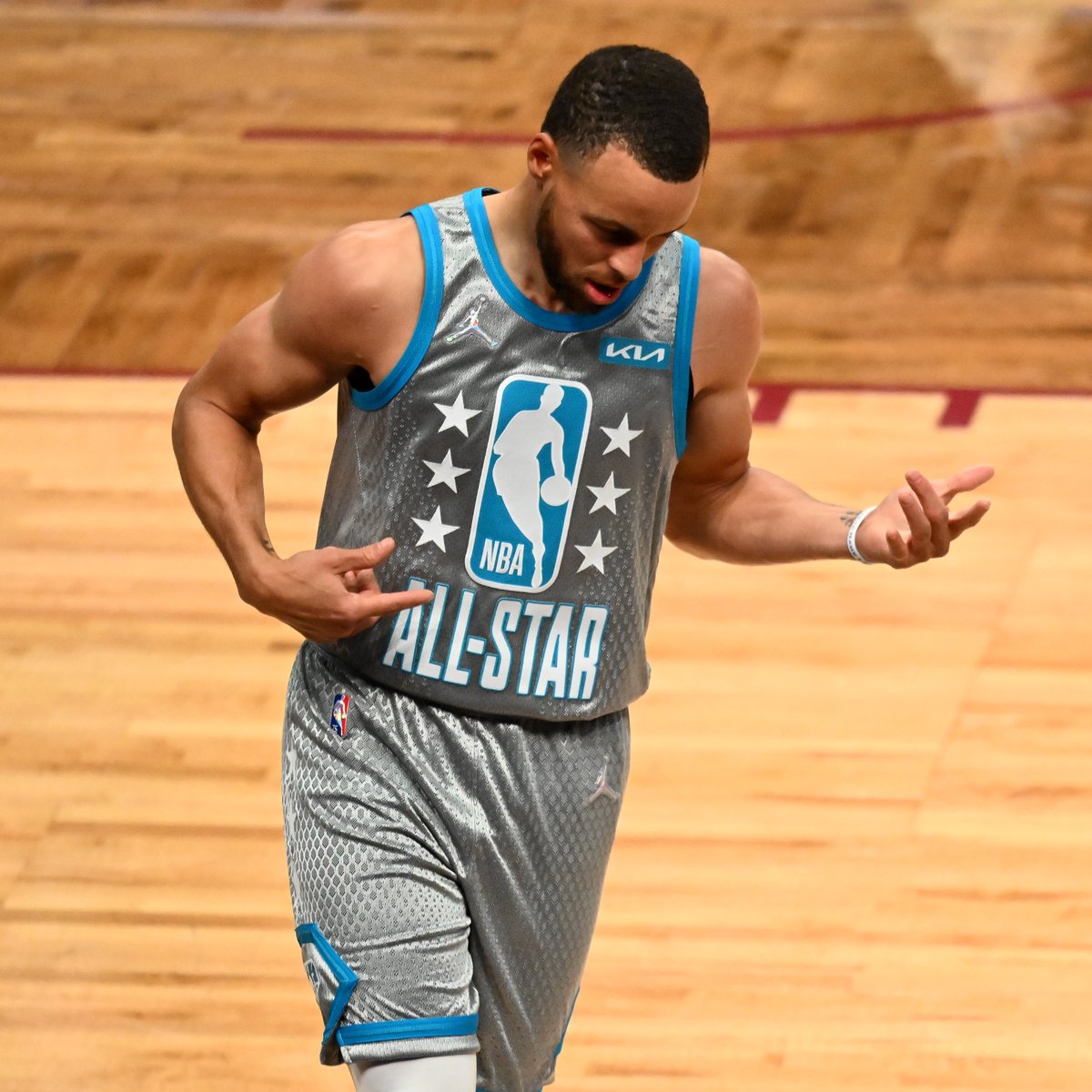 nbastats's tweet image. Stephen Curry set #NBAAllStar records with 6 threes in a quarter and 8 threes in a half.

The record for threes in an #NBAllStar Game is 9.