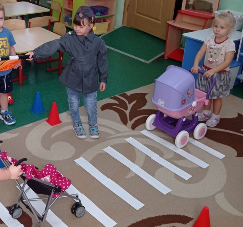Сюжетно- ролевая игра в младшей группе детского сада ' Рябинка' 'Водители, пешеходы и инспектор ГИБДД'.@uprobraz2018
