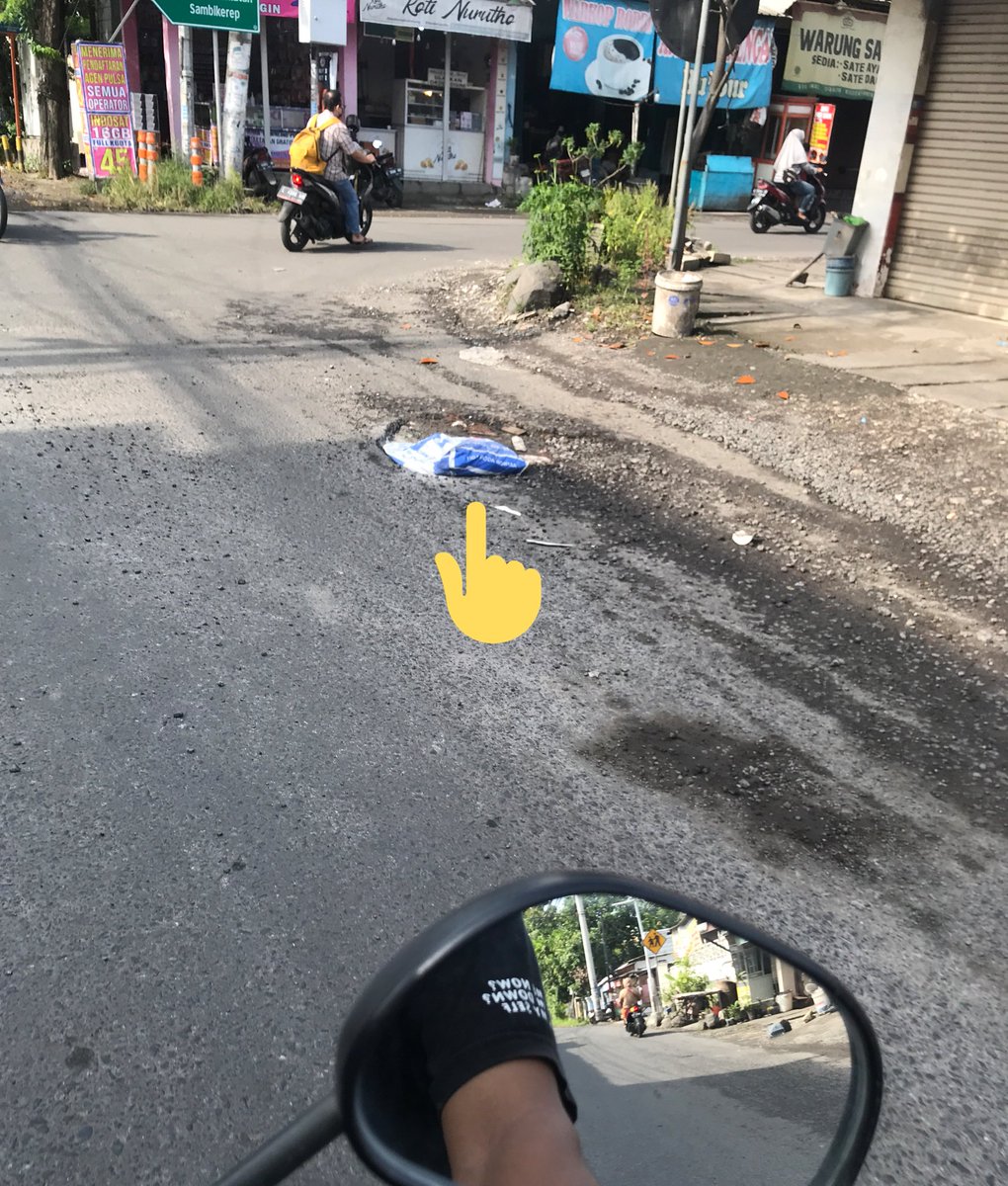 Faridzln's tweet photo. @e100ss min, hampir sebulan warga sering dikagetin sama jalan berlubang yg ketutup genangan aer. minta tolong diterusakan ke pihak PU. terimkasih🙏 https://t.co/qFP0qONcHF