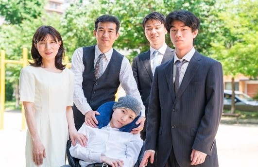 askd_jp's tweet photo. 【中１で #脳腫瘍 に…成人写真を撮影したい】

野球大好き「ヨシ君」が脳腫瘍を発症したのは中学1年生の頃。楽しみにしていた成人式も #新型コロナ で延期に…。
「家族写真が撮りたい」
万全な医療体制のもと撮影が実現しました。

当日の様子はこちら
▶https://t.co/mxpnXYtkGL
#AskDoctors #CaNow https://t.co/KnR4c13dWS