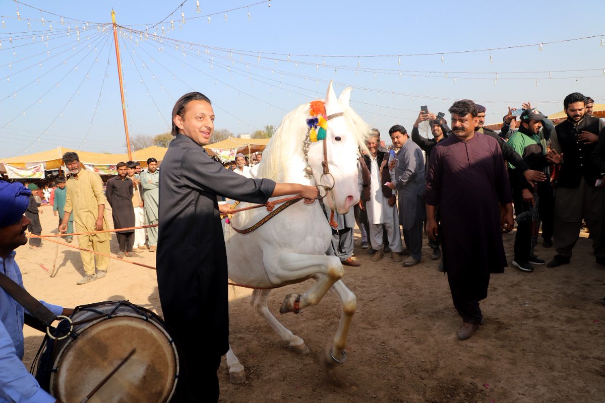 گورنرپنجاب چوھدری محمد سرور کی وفاقی وزیرنارکوٹکس کنٹرول بریگیڈیر (ر) اعجازشاہ کےصاحبزادے پیراحمدشاہ کیجانب سے منعقدہ ہارس ڈانس شو میں شرکت
اس موقع پر گورنرپنجاب چوھدری محمد سرور کاکہناتھا کہ اسطرح کے شوزپنجاب کی قدیم ثقافت کو آج کی نوجوان نسل تک پہنچانے میں معاون ہیں
#TeamSarwar