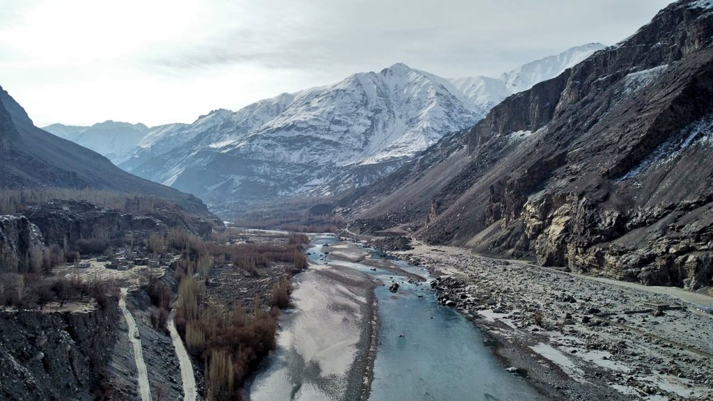 EcoVibeExplorer's tweet image. Shyok river is a tributary of Indus river, located in northern part of  Indian subcontinent. The river system originates in the Rimo Glacier in Siachen and flows through northern Ladakh, and enters Gilgit Baltistan, Pakistan. Total length of river is 550 km.
Credits: @BakhatNasr