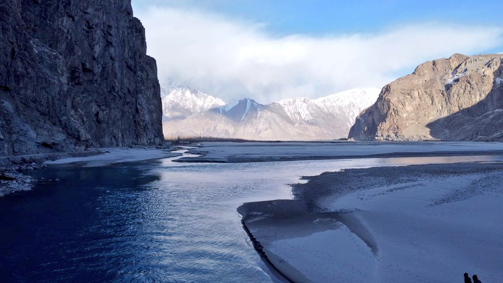 EcoVibeExplorer's tweet image. Shyok river is a tributary of Indus river, located in northern part of  Indian subcontinent. The river system originates in the Rimo Glacier in Siachen and flows through northern Ladakh, and enters Gilgit Baltistan, Pakistan. Total length of river is 550 km.
Credits: @BakhatNasr