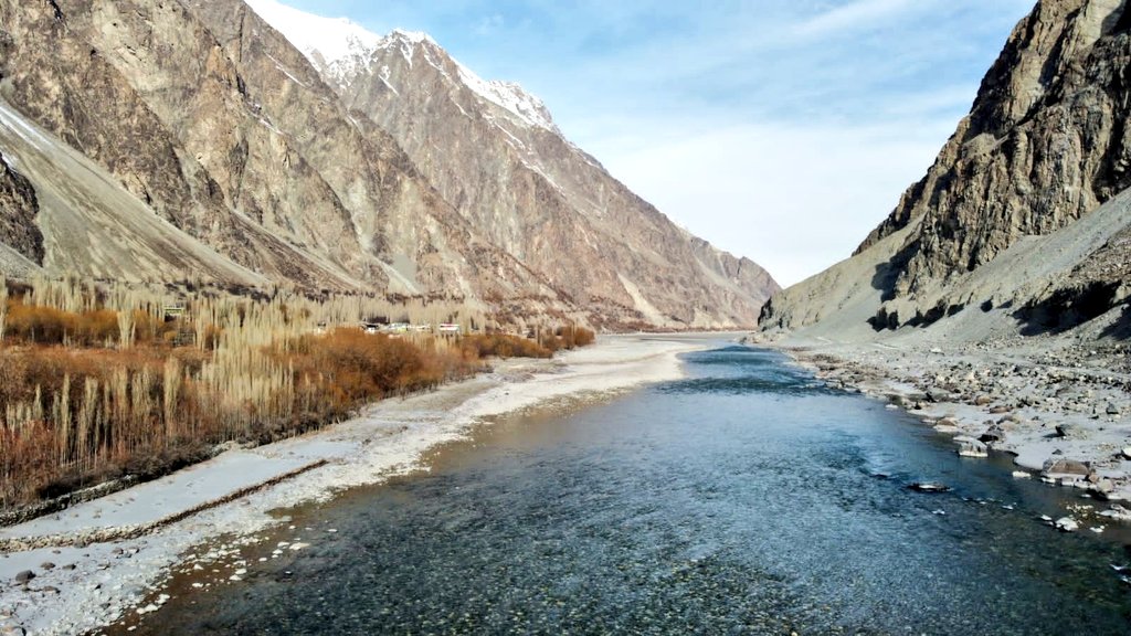 EcoVibeExplorer's tweet image. Shyok river is a tributary of Indus river, located in northern part of  Indian subcontinent. The river system originates in the Rimo Glacier in Siachen and flows through northern Ladakh, and enters Gilgit Baltistan, Pakistan. Total length of river is 550 km.
Credits: @BakhatNasr