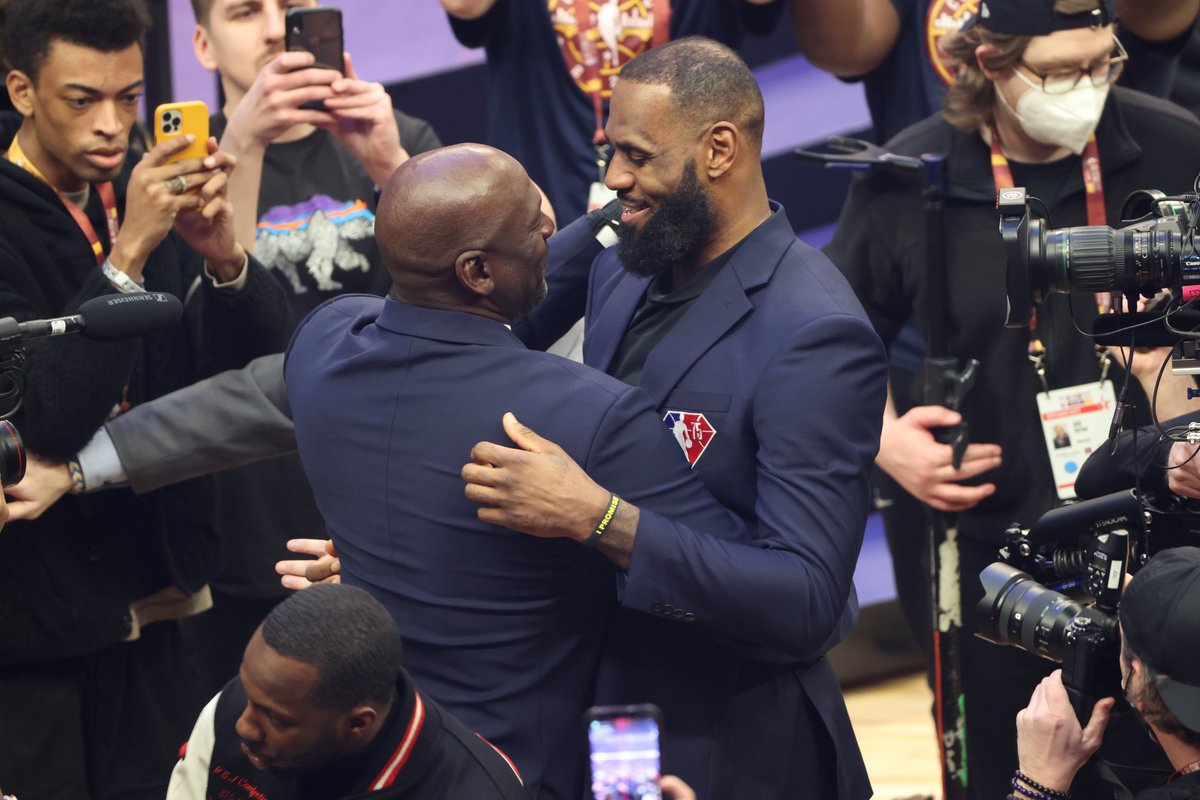 ¡PARA ENMARCAR! 🏀 2 generaciones, 2 ídolos, 2 campeones. Michael Jordan 🤝 LeBron James. LEYENDAS. 👏👏👏