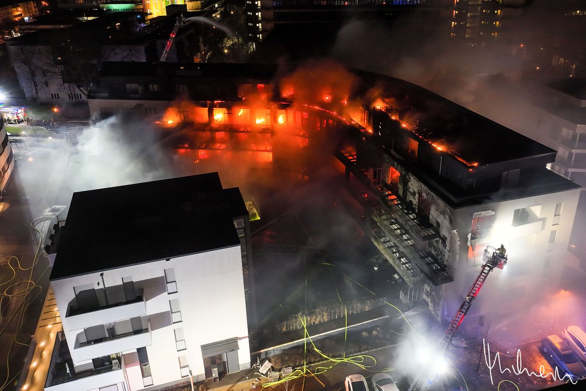 ChrisReichFoto's tweet photo. In #Essen steht ein Wohnhaus mit über 40 Wohneinheiten im #Vollbrand, über Opfer gibt es bislang keine Angaben, die Feuerwehr kann die Wohnungen noch nicht betreten. Die Feuerwehr spricht von einem noch nicht dagewesenen Brandereignis. Ich berichte weiter. https://t.co/jWRd3ZyQXf