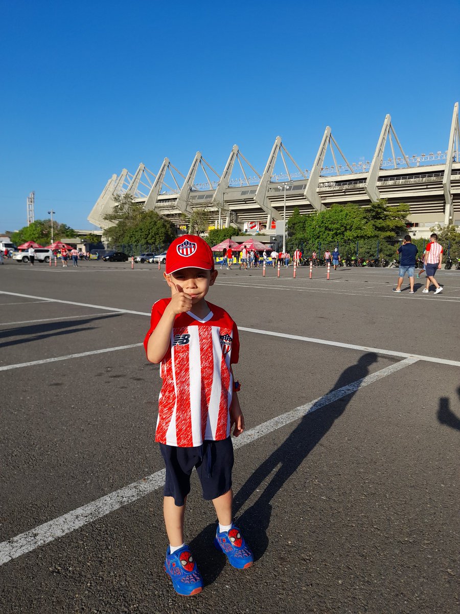 Hoy llevé a mi pelao al estadio, desde que nació me soñaba el día de llevarlo a su primer partido en el metro.

Ganamos y el gozó su vaina, pero no creo que lo vuelva a llevar por ahora, la experiencia en el estadio y fuera de él fue terrible, afortunadamente no nos pasó nada.