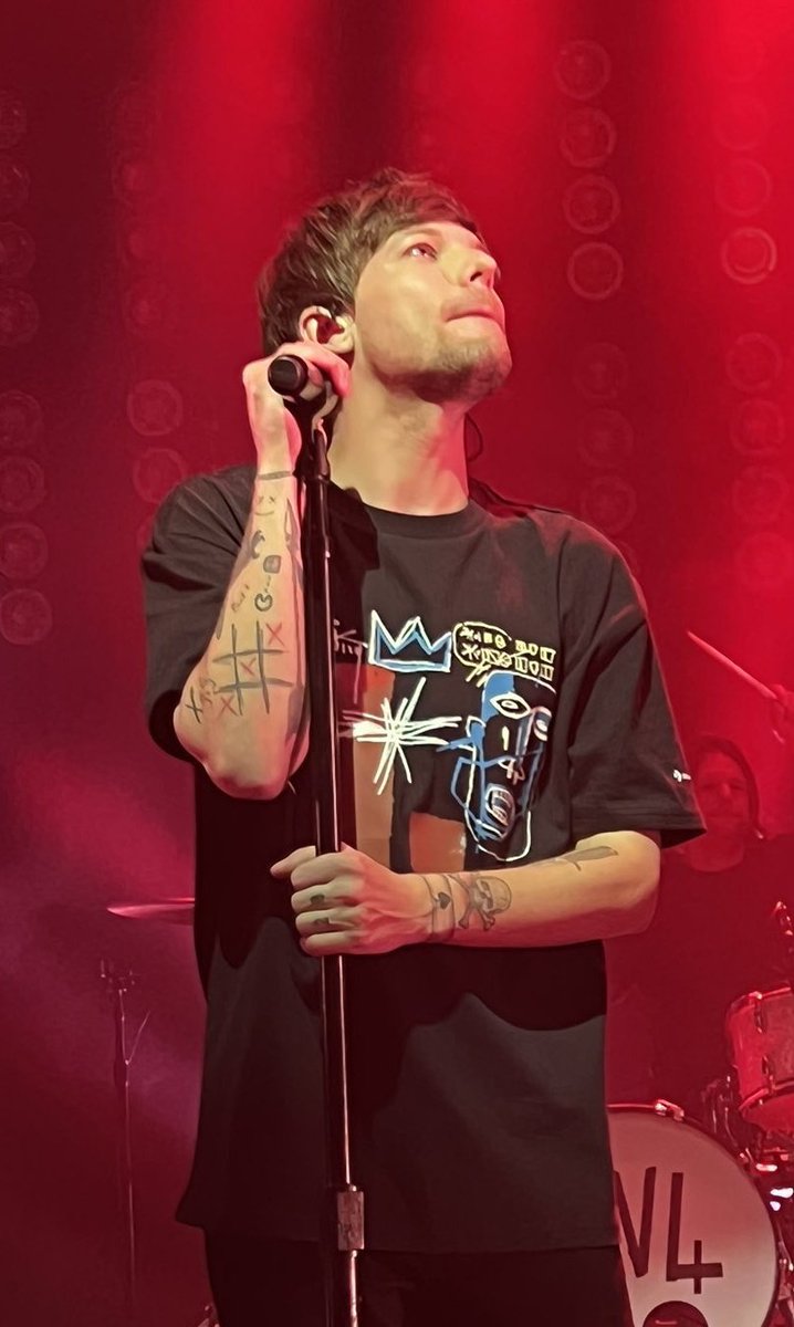 fitflouisst's tweet photo. ABRO HILO DE FOTOS /VIDEOS DE LOUIS TOMLINSON EN SU CONCIERTO EN DETROIT ❤️RT PARA SALVAR VIDAS https://t.co/jSA7AXp1oG