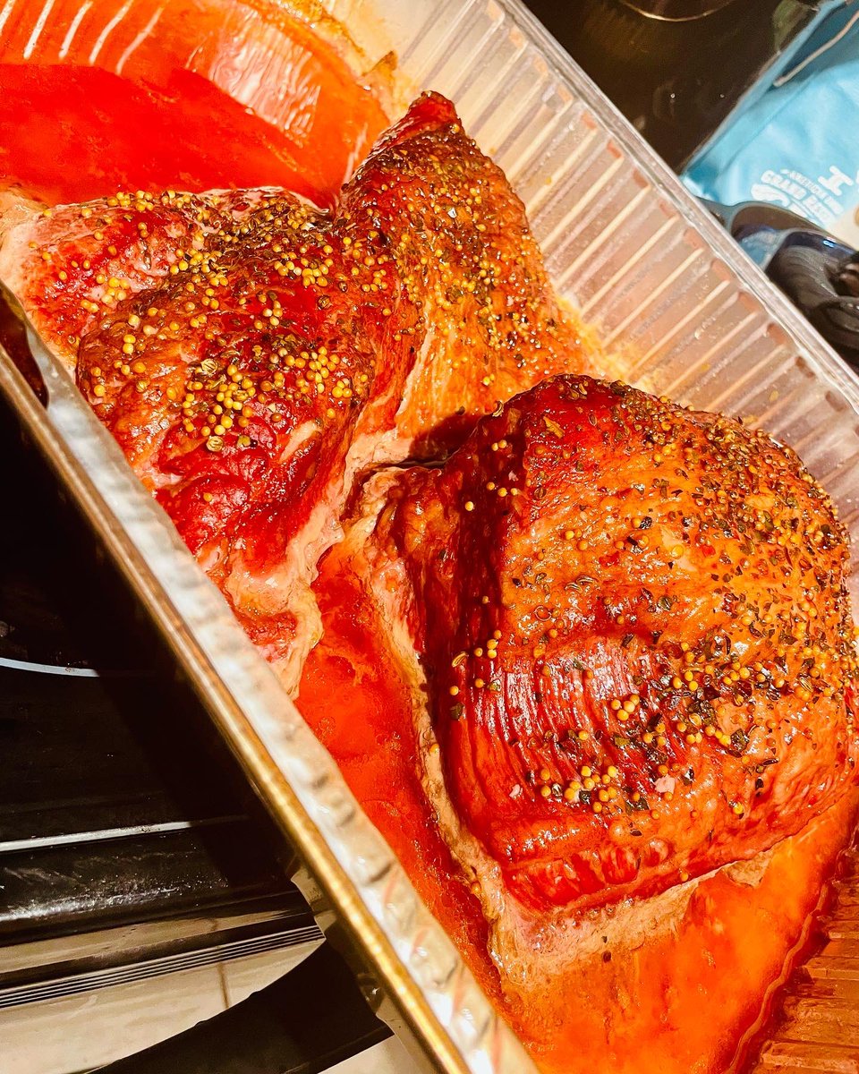 squatchmoe's tweet photo. Corned beef brisket. Some smoked. Some from a crock pot. Both were fire. Smoked Triple blend Mac n cheese. #squatchmoes #cornedbeef #beef #cornedbeefbrisket #macncheese #yodersmokers #meat #smokedmeat https://t.co/2PCd6Twugy