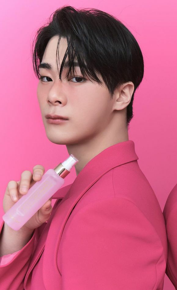 bean_ko_ng's tweet photo. 미스트에 MAGENTA LADY 라고 써있네 그럼 다른 향이 있으면 또 다른 컬러의 화보가 있으려나 https://t.co/T6ryM6USEi