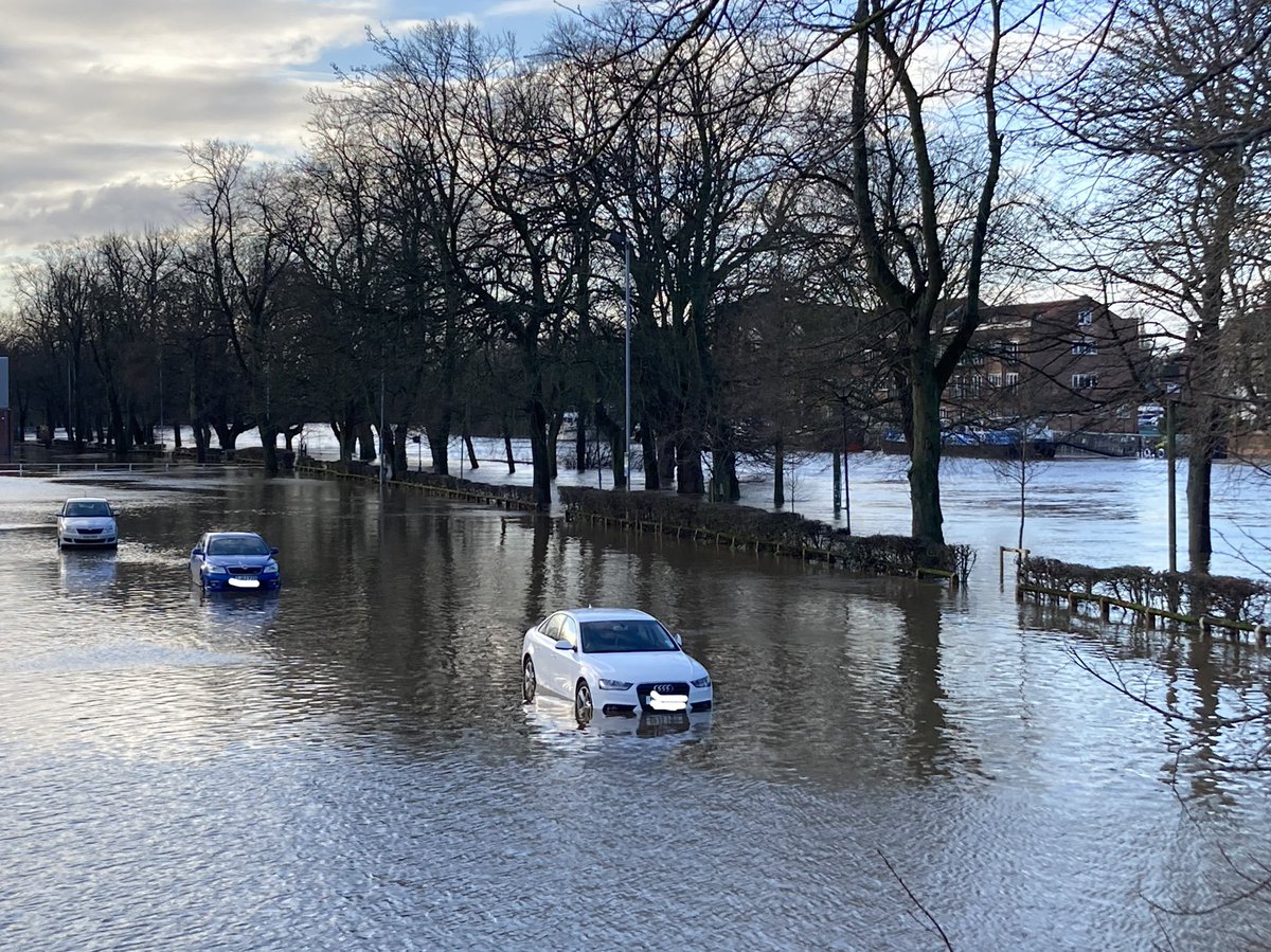 PaulKingstonITV's tweet photo. If any of these cars belong to you in St George’s Field car park, York.
Maybe now is the best time to move them. #york #flooding #stormfranklin @itvtynetees https://t.co/Lsl9VuiwiR