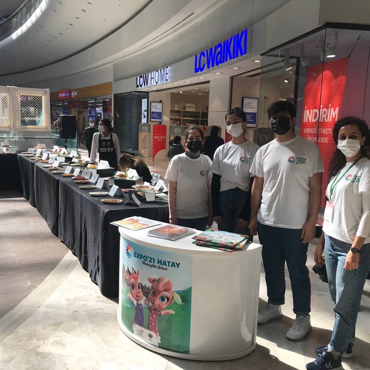 Unesco Hatay Gastronomi Evinin düzenlediği Hatay yemekleri sergisinde bizler de Expo 2021 Hatay Gönüllüleri olarak Expo standımızdaki yerimizi aldık😊Expo ve gönüllülük hakkında gelen ziyaretçileri bilgilendiren arkadaşlarımıza desteklerinden ötürü teşekkür ederiz.🤗