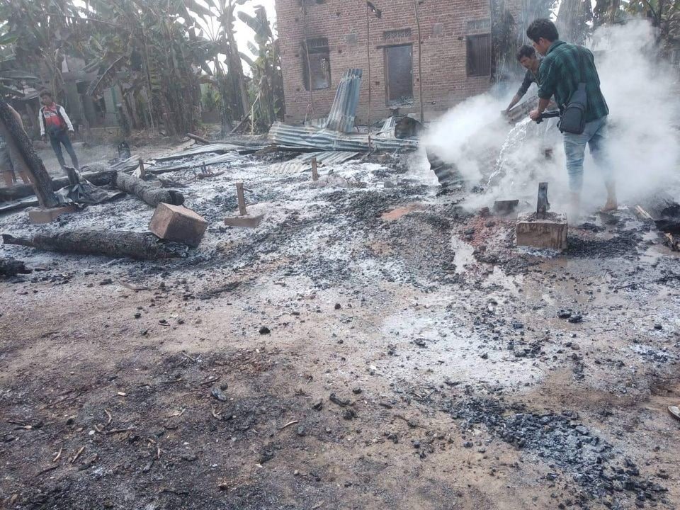 Military Terrorists Burnt Down at least 14 civilians' houses &amp; 2 tents in #Aitaung(West) village,#Kani Tsp, Sagaing Region on Feb 20 and Brutally Killed Ko Chaw Tun(35), who was doing chores at the monastery. Currently, the whole has been Displaced by terrorists.
#2022Feb21Coup