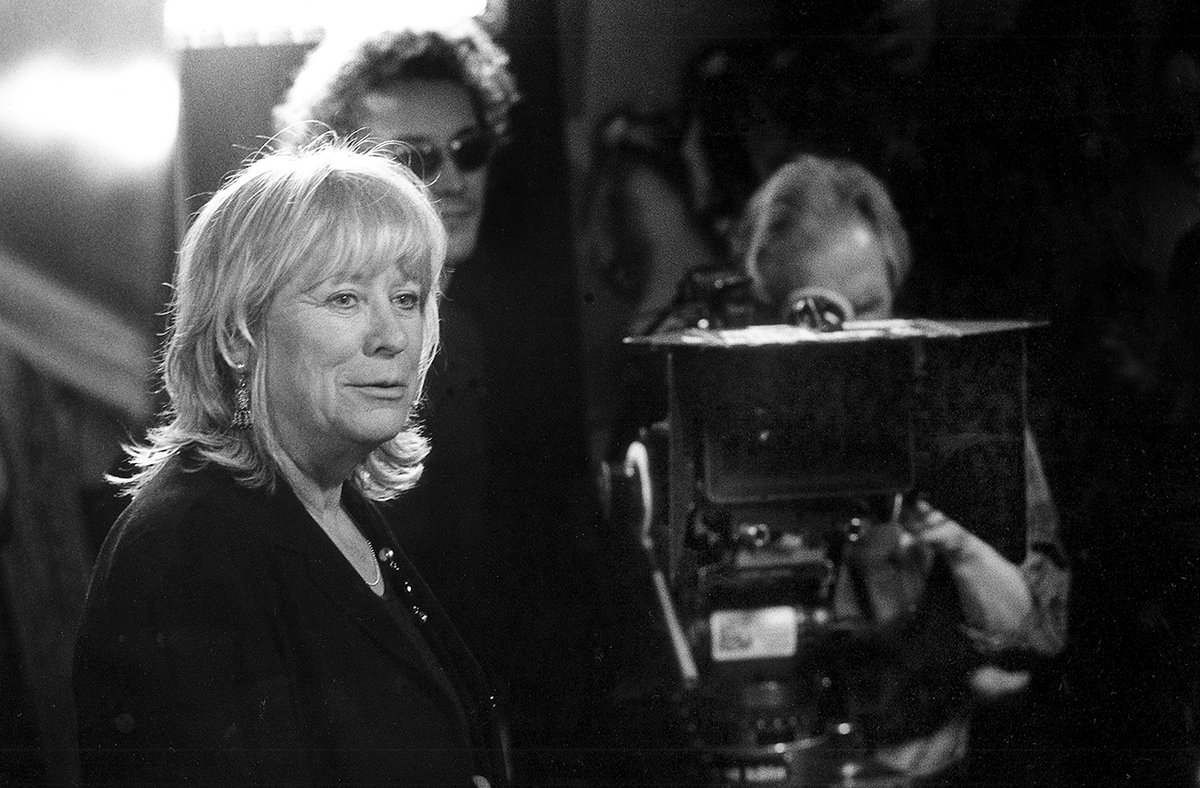 dus_foto's tweet photo. Margarethe von Trotta wird 80! Im Jahre 1999 habe ich auf dem Filmset zu „Jahrestage“ fotografiert.  Heute gratuliere ich Margarethe zu ihrem Geburtstag. Herzlichen Glückwunsch! Weitere Fotos unter:  https://t.co/7aM8flyH3C
#MvT #vonTrotta #Fotograf #Regisseurin #feministin https://t.co/aHk13j7Mov
