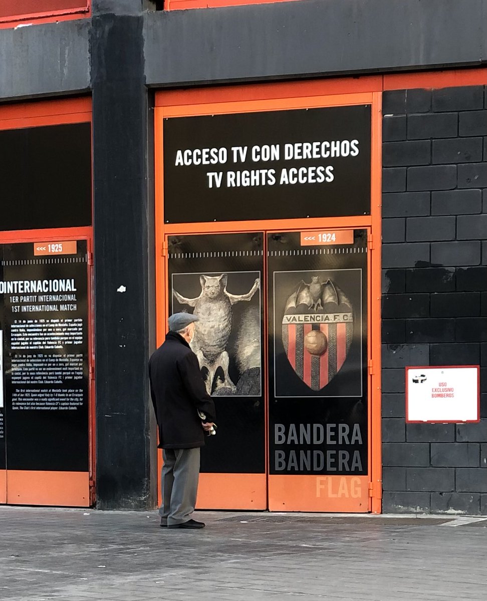 bolsi_xe_que_bo's tweet photo. Foto de ahora mismo, que estará pensando este valencianista tan veterano? https://t.co/JUQXgY0uZ0