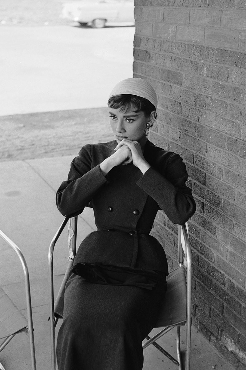 VogueSpain's tweet photo. Audrey Hepburn en 'Sabrina' y otros grandes momentos de Hubert de Givenchy para celebrar el aniversario de su nacimiento.
https://t.co/1S86USHW9t https://t.co/ExYUy2I3b8