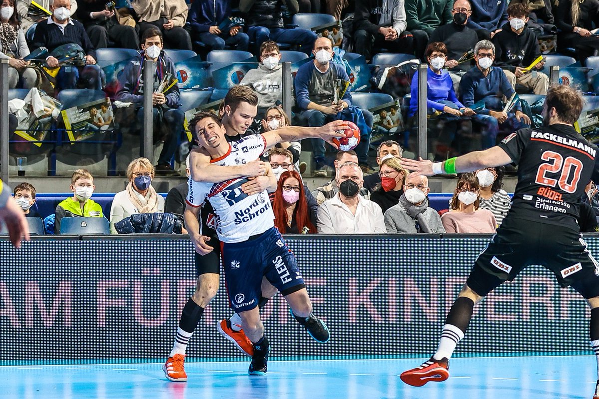 SGFleHa's tweet photo. 💥 60 Minuten voller Einsatz und Kampfgeist!
Beim Spiel gegen @HCErlangen haben sich unsere Jungs mit ✌️ Punkten belohnt und haben am Ende nichts anbrennen lassen! 🔥
__________
#HCESGF 26:30
#SGPower💙❤️
#OhneGrenzen https://t.co/omDEijqLgx