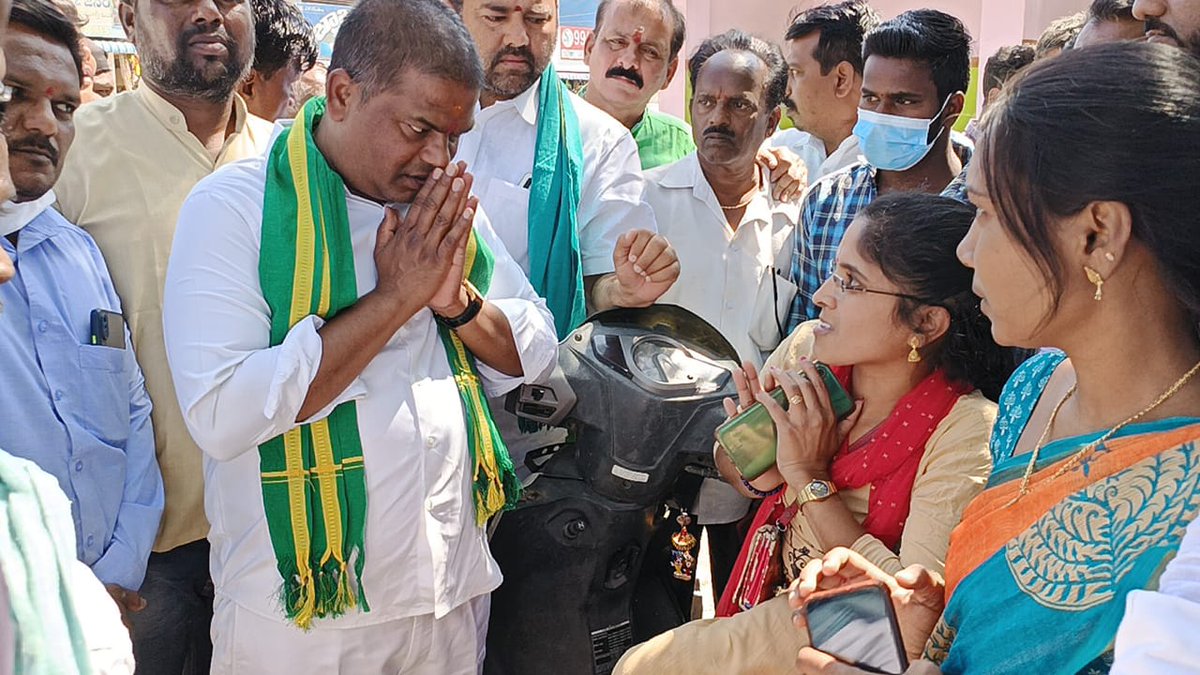 JeevanReddyBRS's tweet photo. Have been  interacted  With Her Today Anna.
She is already Working In Armoor Muncipal Office As Jr.Asst.
Assured her Will Assist with better job. https://t.co/PYqHoaNfrI