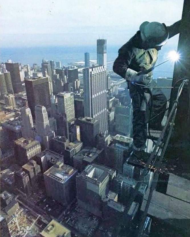 Sparklepuff2's tweet photo. @AmyCat68 @BeesShe @thegoodgodabove @DavidCo00643756 I could do that road, but climbing up a skyscraper would require gene therapy, because I don't have that one!

Pic from above: https://t.co/knaSSySxbH