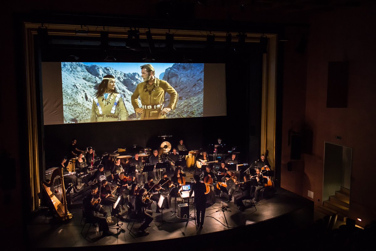KammerphilGr's tweet photo. Platte auf, Ton ab – und zurück waren die Erinnerungen im voll besetzten Theater Chur an das überwältigende Kinoerlebnis.
Unter der Leitung von @LaurentZufferey spielte die Kammerphilharmonie Graubünden live die Orchestermusik zum Winnetou-Film "Der Schatz im Silbersee". https://t.co/NVyCreEgm4