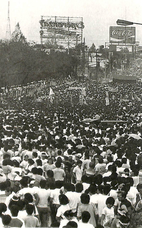 mlq3's tweet photo. The human barricade 
(Photo from People Power: The Philippine Revolution of 1986) https://t.co/Rd8cKV4tzi