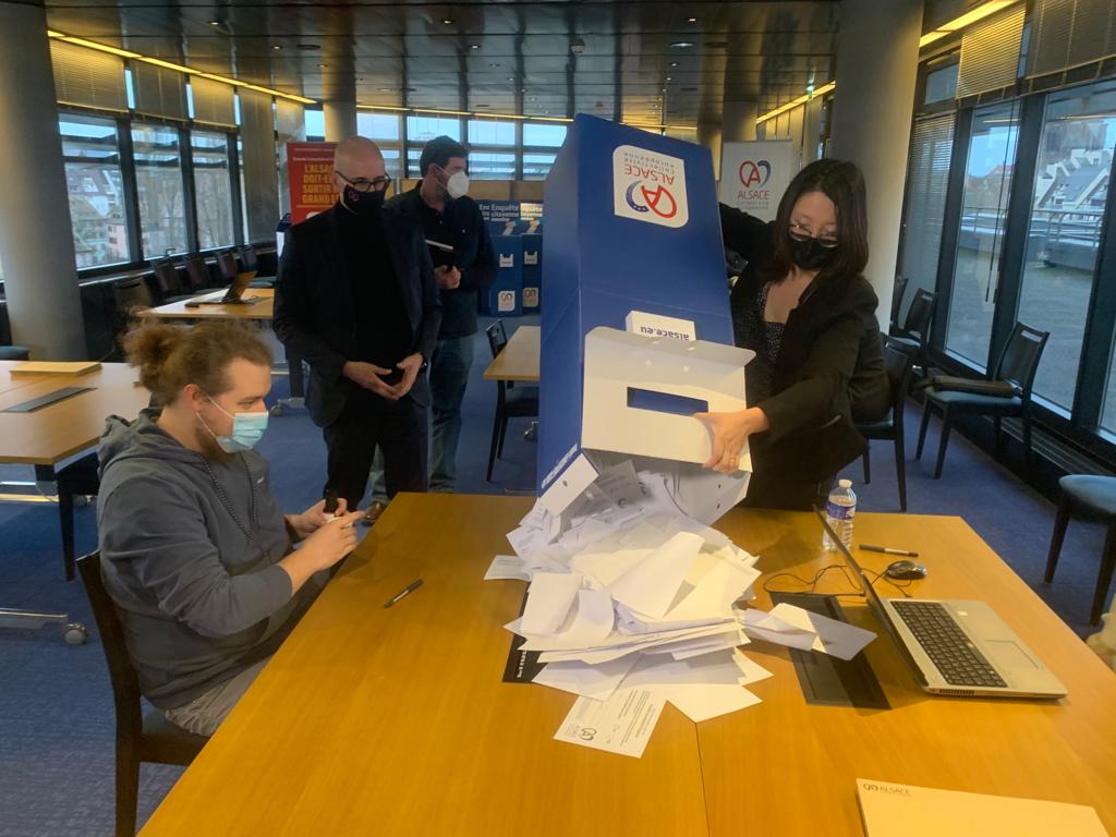 F3Alsace's tweet photo. 168.456 personnes, soit 1 Alsacien sur 15, se sont exprimées dans le cadre de la consultation sur la sortie de l'Alsace de la région Grand Est
https://t.co/Tib8eNxKvn https://t.co/sME6iknRHf