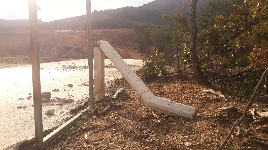 KazdaglarK's tweet photo. El birliğiyle Alamos Gold'u kovduğumuz Kirazlı'nın son hali...

Alamos Gold'un bütün ekipmanlarını kaldırdığı, alanı çevreleyen tellerin söküldüğü, kalan son güvenlik görevlilerinin de artık tamamen terk ettiği Kirazlı'yı ziyaret ettik. https://t.co/TWQJSmZqMN