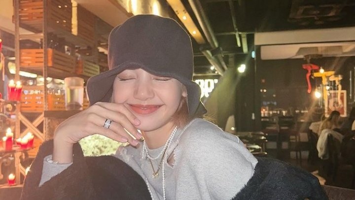 ronixtec's tweet photo. [2 AM]

A JENLISA AU where in order to cross out the last item on her bucket list, Serena found herself going back to the person she hurt the most.

"Nothing good happens after 2am." https://t.co/4Q0AMSEPGt