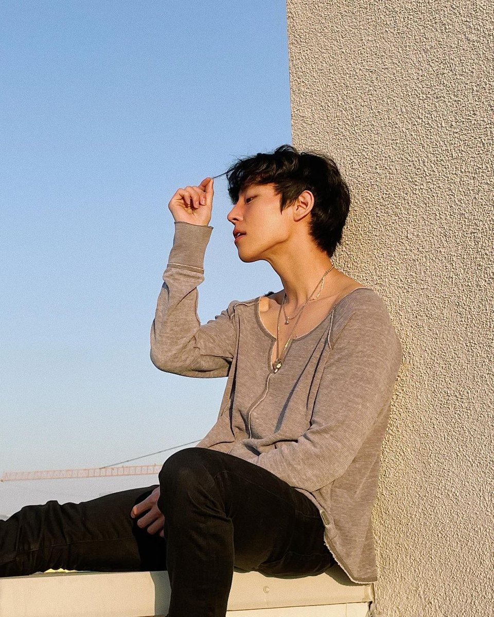 WoosxngB's tweet photo. ╰───┈   instagram

—Aprovecha que el clima estaba soleado en la villa para salir un rato, se toma un par de fotos y las publica en instagram.— https://t.co/VC3O4CY09g