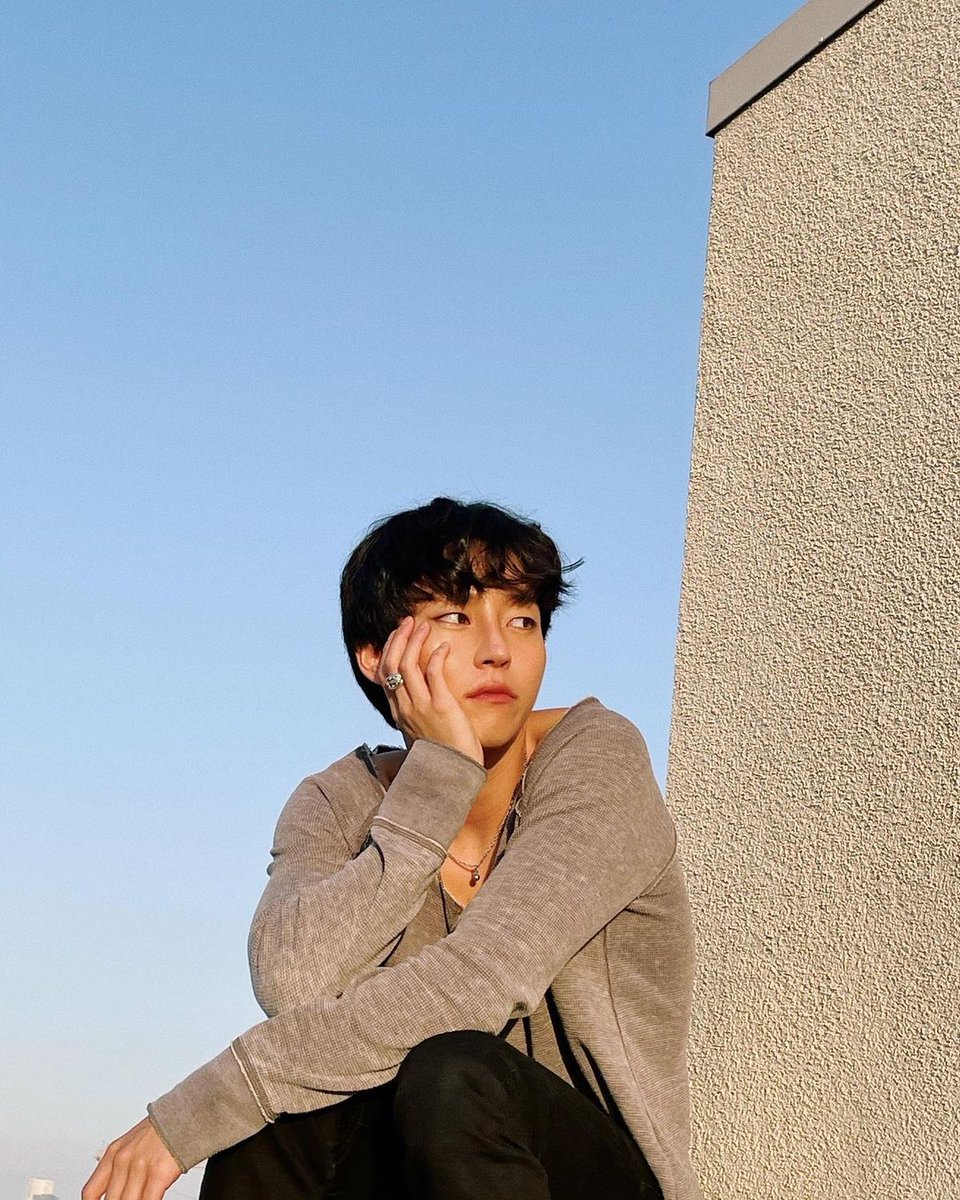 ╰───┈   instagram

—Aprovecha que el clima estaba soleado en la villa para salir un rato, se toma un par de fotos y las publica en instagram.—