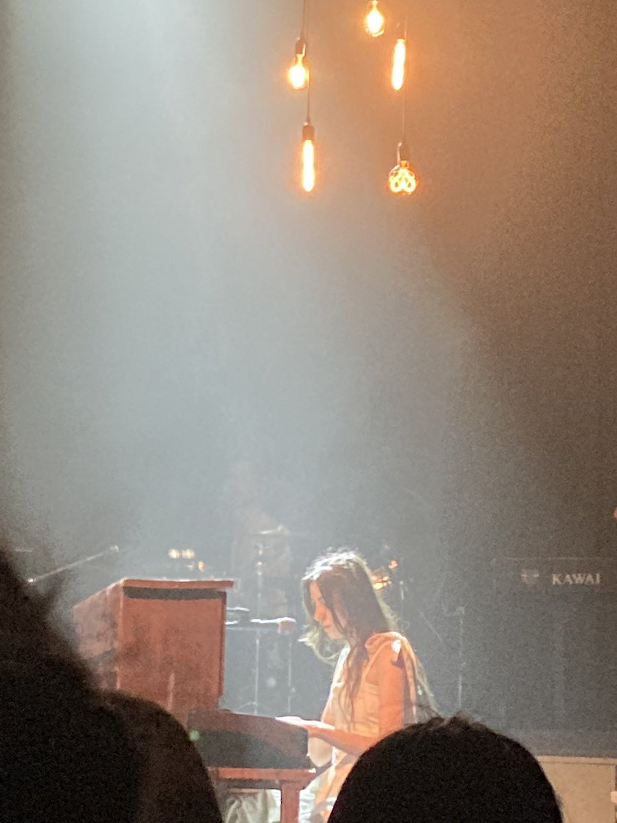 Gavin_Tweets_'s tweet photo. @doddleoddle you were incredible tonight! I’ve never seen a performer take such an effort to connect with everyone individually and bear their souls the way you did. (And the LIGHTS good lord.)  Such a beautiful experience. Thank you. Sincerely, all of us https://t.co/84EVkll7wf
