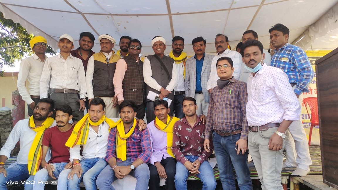 अजाक्स की अगुवाई में पदौन्नति में आरक्षण, बैकलॉग पदों की भर्ती को लेकर जयस,भीम आर्मी-आसपा, ,ओबीसी महासभा ओर अन्य सामाजिक संगठनों के समर्थन से <a href="/ChouhanShivraj/">Shivraj Singh Chouhan</a> सरकार की षड्यंत्रकारी नीतियों के खिलाफ इंदौरजिला कलेक्टर कार्यालय के सामने एक दिवसीय धरना प्रदर्शन किया ओर ज्ञापन दिया गया