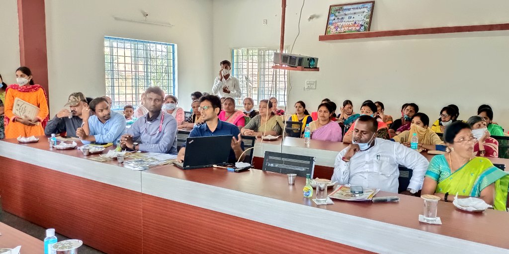 ZPramanagara's tweet photo. ಕೇಂದ್ರ ಸಚಿವಾಲಯದ #CommonReviewMission ನ ಸದಸ್ಯರುಗಳಿಗೆ ರಾಮನಗರ ಜಿಲ್ಲಾ ಪಂಚಾಯಿತಿಯ ಯಶಸ್ವಿ #RAMS (ರಾಮನಗರ ಅಭಿವೃದ್ಧಿಗಾಗಿ ಮಾಹಿತಿ ಸಂಗ್ರಹಣೆ) ಮನೆ-ಮನೆ ಸಮೀಕ್ಷೆಯ ಬಗ್ಗೆ #ಎಲ್ಲೋ_ಆಂಡ್_ರೆಡ್_ಫೌಂಡೇಷನ್ ನ ಅಮಿತ್‌ರಾಜ್ ಶಿವ ಅವರು ವಿವರಿಸಿದರು ನಂತರ ಆಸ್ತಿ-ಅಳತೆ ಕಾರ್ಯಕ್ರಮದ ಬಗ್ಗೆ ಸಖಿಯರು ವಿವರಿಸಿದರು

1/2

@sikshana https://t.co/klGFtDR2n2