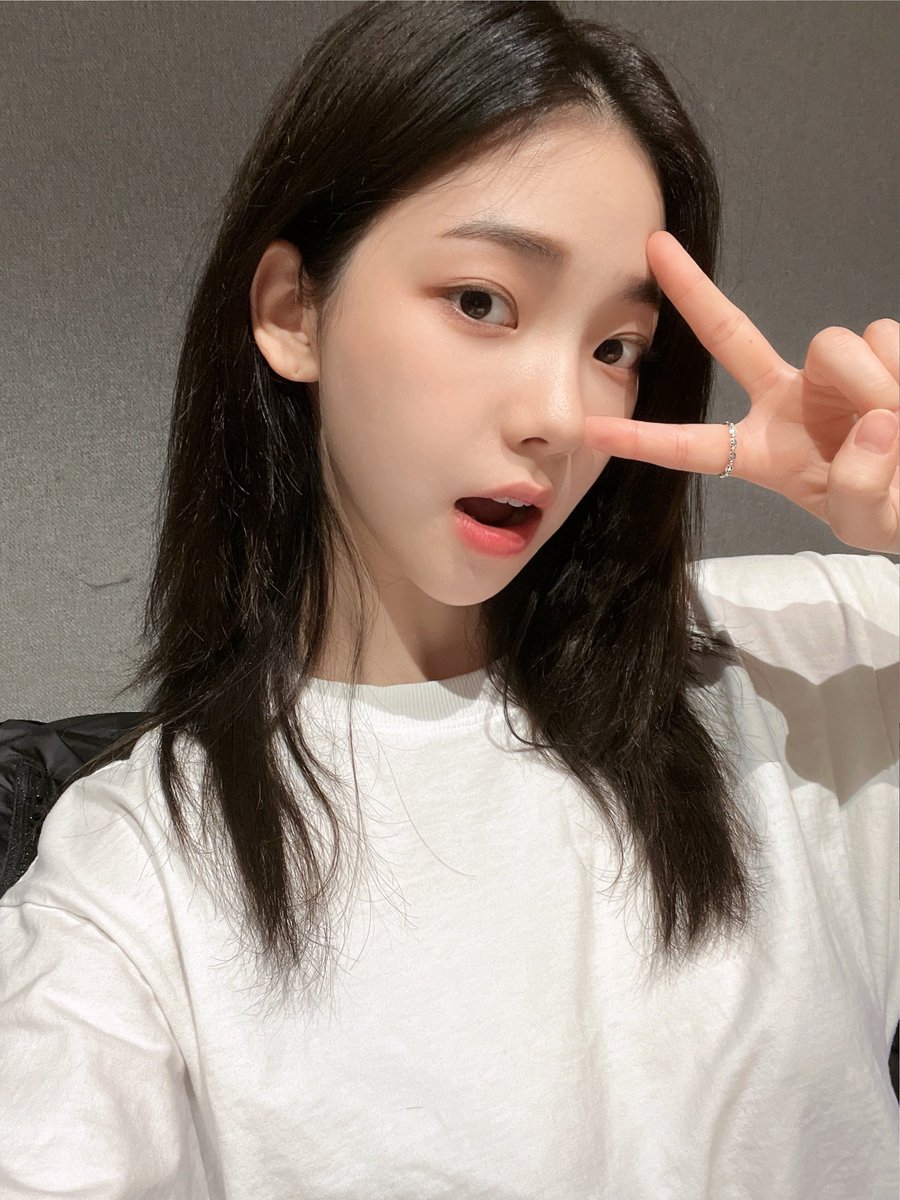 00x6189's tweet photo. She looks so pretty. 😭 https://t.co/8phtSEpFKv