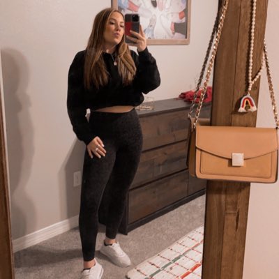 allisonhall234's tweet photo. #NewProfilePic https://t.co/Stv8hIfS20