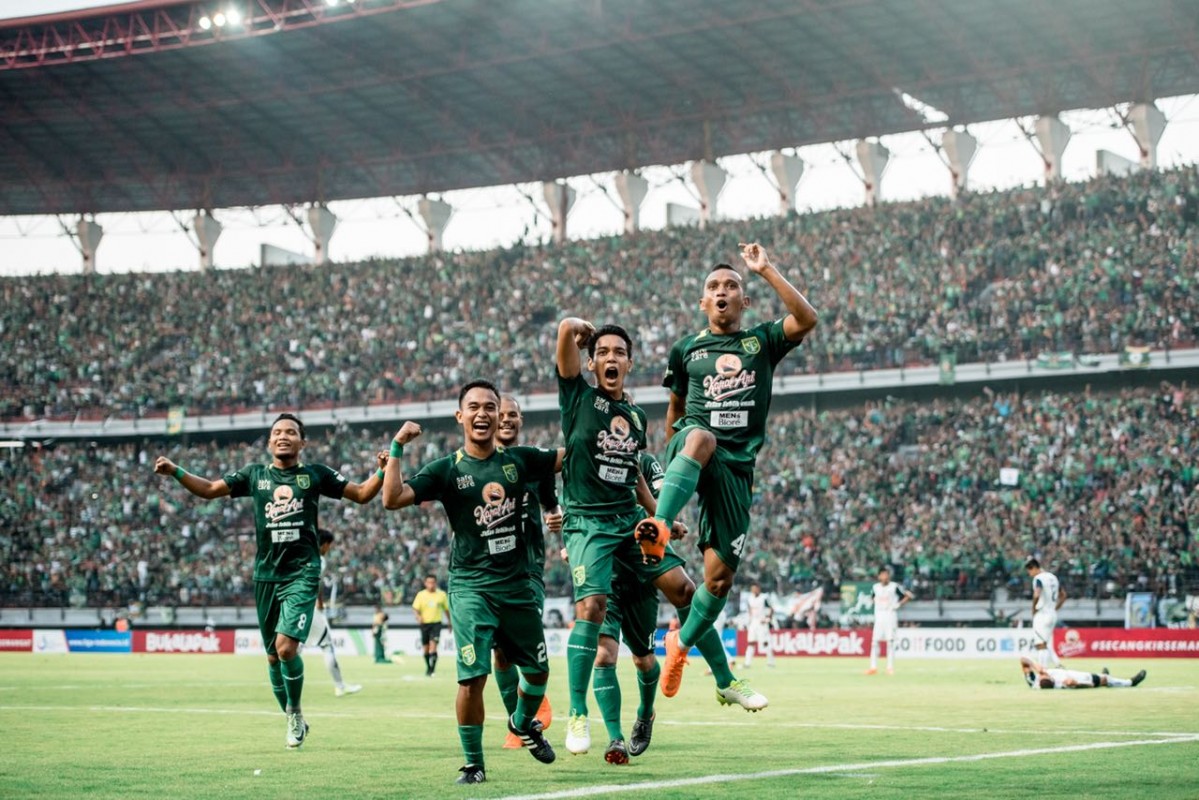 TribunKidulSby's tweet photo. 2018

55.000 Penonton di dlm stadion (Full Capacity) dan entah berapa puluh ribu diluar stadion, Gol menit 83, 2 Kartu Merah

Jatim Is Green !!!!

pic : twitter https://t.co/9P2MRUEcQw