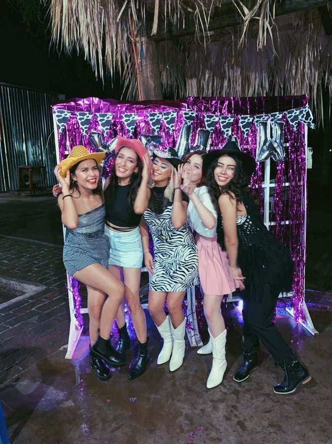 CelinaGil's tweet photo. Amamos las fiestas temáticas, keep them coming🥳💕 https://t.co/ncVskFzwo9