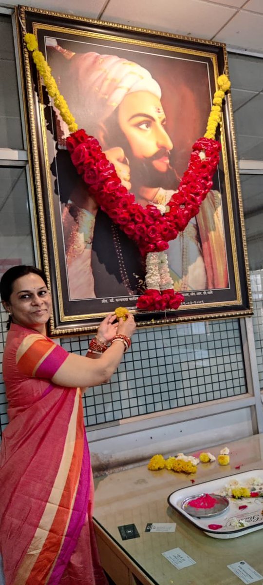 DesardaSangita's tweet photo. "May the bravery, strength and righteousness forever stay in the blood of this land."
Pictures from the Aurangabad High Court as we paid our tributes to the great Chhatrapati #ShivajiMaharaj on his Jayanti. His valour and wisdom shall inspire generations to come.
#JaiMaaBhavani🙏🏼 https://t.co/l3VJngJNaz