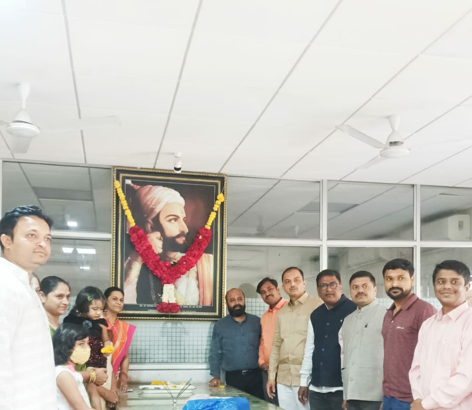DesardaSangita's tweet photo. "May the bravery, strength and righteousness forever stay in the blood of this land."
Pictures from the Aurangabad High Court as we paid our tributes to the great Chhatrapati #ShivajiMaharaj on his Jayanti. His valour and wisdom shall inspire generations to come.
#JaiMaaBhavani🙏🏼 https://t.co/l3VJngJNaz