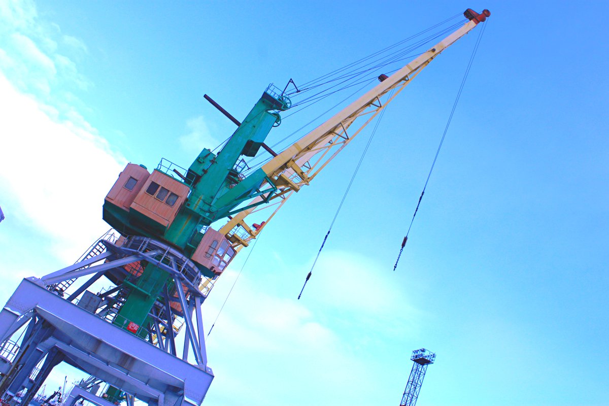 FishPort51's tweet image. Говорят, что понедельник - день тяжелый, но только не для наших портальных кранов, грузоподъемность которых позволяет справляться со всеми поставленными задачами. 😁
-
#Мурманск #понедельник #порт