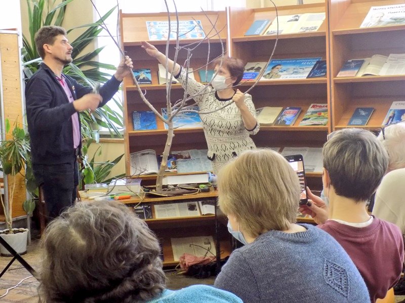 В минувшие выходные в #ДворецКниги состоялось занятие клубного объединения «Агрогильдия садоводов», на котором прозвучали профессиональные консультации и рекомендации специалистов​ по вопросам успешной обрезки плодовых культур
#PROЧтение #Культура73 #ЧитаемсДворцомКниги #reg73