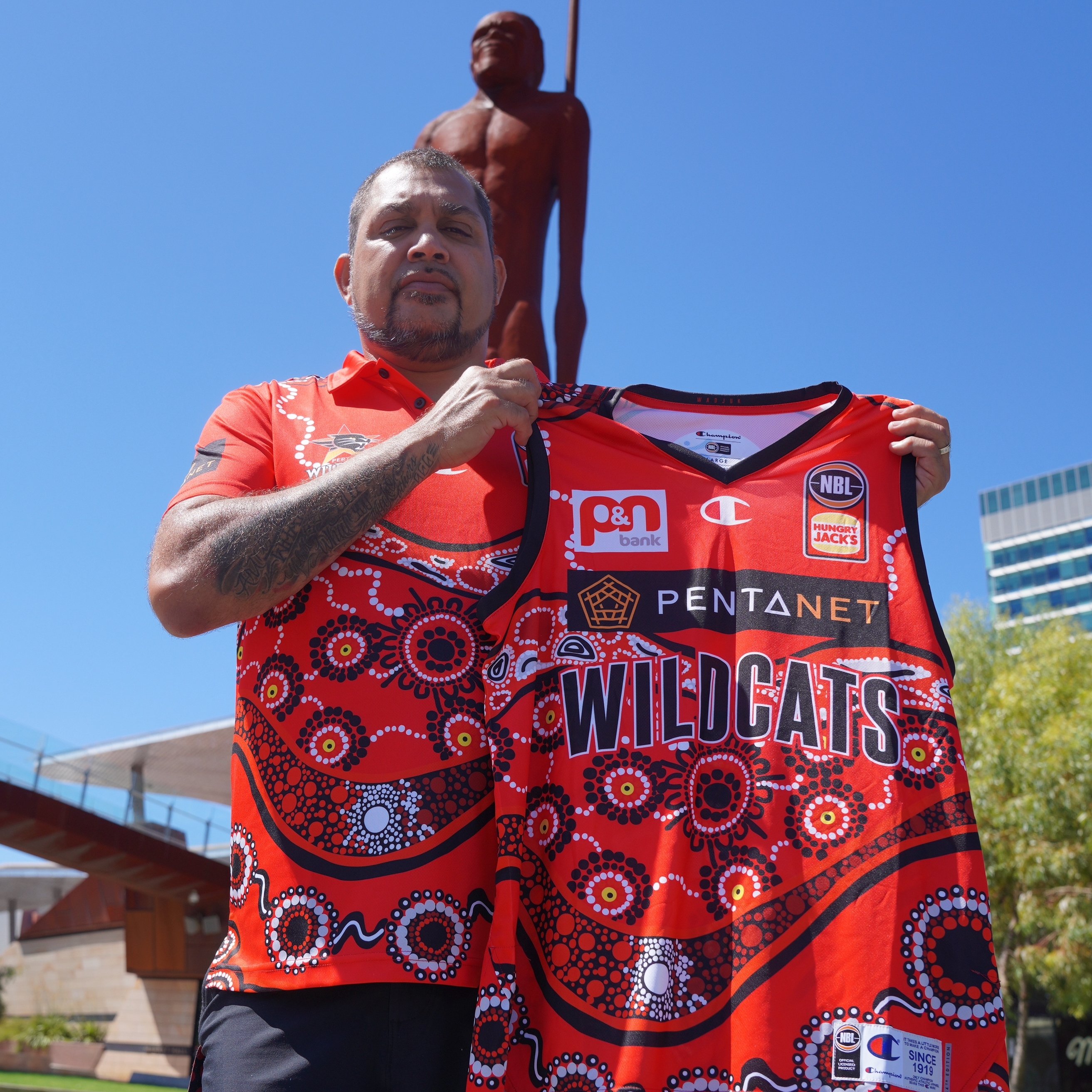 Perth Scorchers on X: Skipper Mitch with WA artist Kevin Bynder who  designed the unique Indigenous playing shirts and the bat representing our  club's ethos 'Inspiring the confidence to dream big' 💪 #