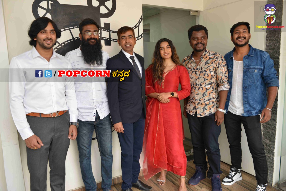PopcornKannada's tweet photo. Blank Movie Press Meet Photos
#Blank #PrashanthSiddi @KThapanda
#SJay #FELICITYFILMS #NPManjunathaPrasanna #PoornachandraMysuru #BharatHassan https://t.co/DlaPvJ0Ks5