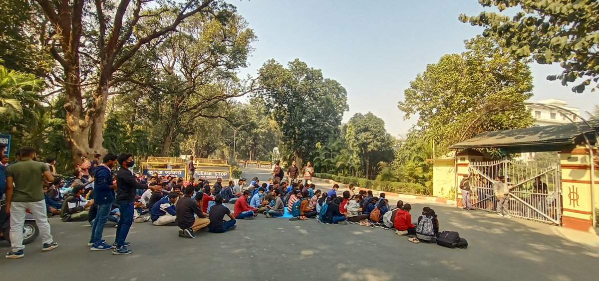 Sakshi92480745's tweet photo. छात्र एकता जिंदाबाद 🙌🙌
#BHUHybridclassesforAll #bhuwantshybridclass 
@BhuPathshala @bhupro https://t.co/l1e3mGZOrd
