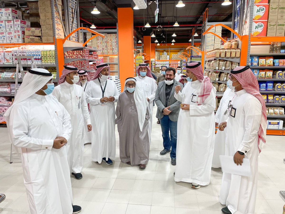 mumubarraz's tweet photo. رئيس #بلدية_المبرز المهندس عبدالله بن عبدالعزيز الشهري يزور أحد أهم واجهات التسوق الحديثة في النطاق الإشرافي للبلدية قبل إفتتاحه و الذي يضم محلات تجارية منوعة ومطاعم وألعاب للأطفال. https://t.co/rT6FRQ82ni