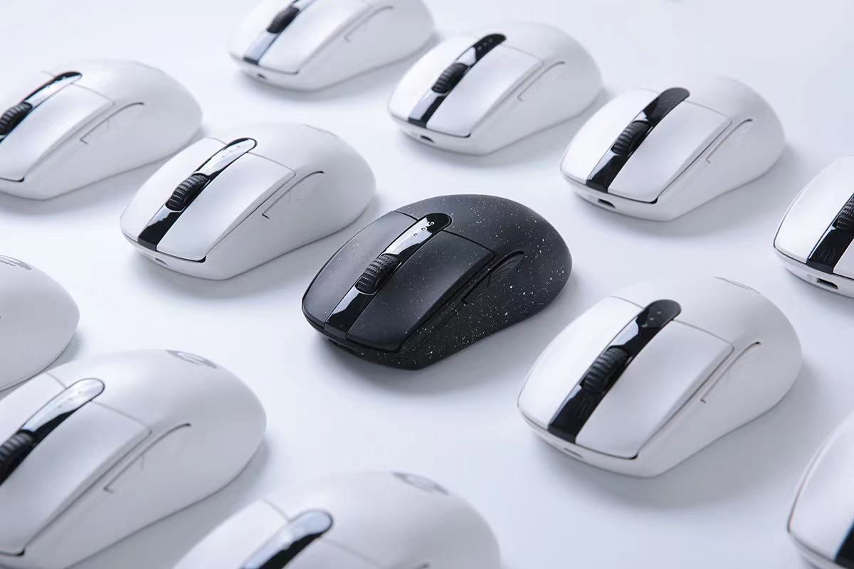 Dareu_Global's tweet image. DAREU Trip-mode A900 GAMING MOUSE

3-mode connect: wired + 2.4G + Bluetooth
Available in Two colors.
So...
Starry black or Moonlight white?
Let us know🤔
#dareu #gamingmouse #3mode #trimode #pcgaming #mouse #bluetooth #wirelessmouse #bluetoothmouse