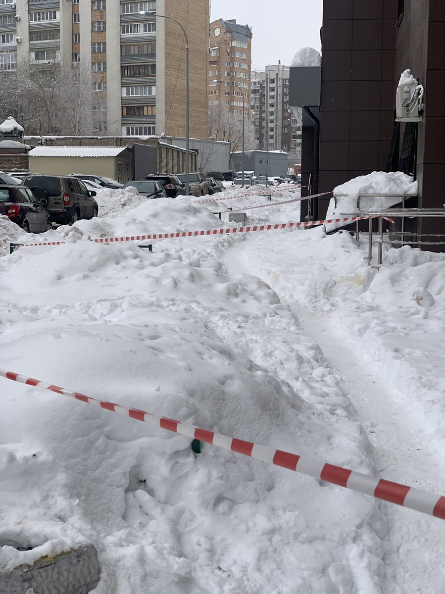 mochalova_ov's tweet photo. @markunkaev @gms67237124 @true30576138 @samara_in @MP_Blago63 @SamMobilePriem @AdmSamRna @rradyukov @E_Lapushkina Вы правы, а именно на пл Революции у суда, скрябуют всю зиму так, что того и гляди асфальт соскрябуют... Только все жалобы на другие участки по которым видно, что это не один снегопад прошел... https://t.co/uICnAvwKdu