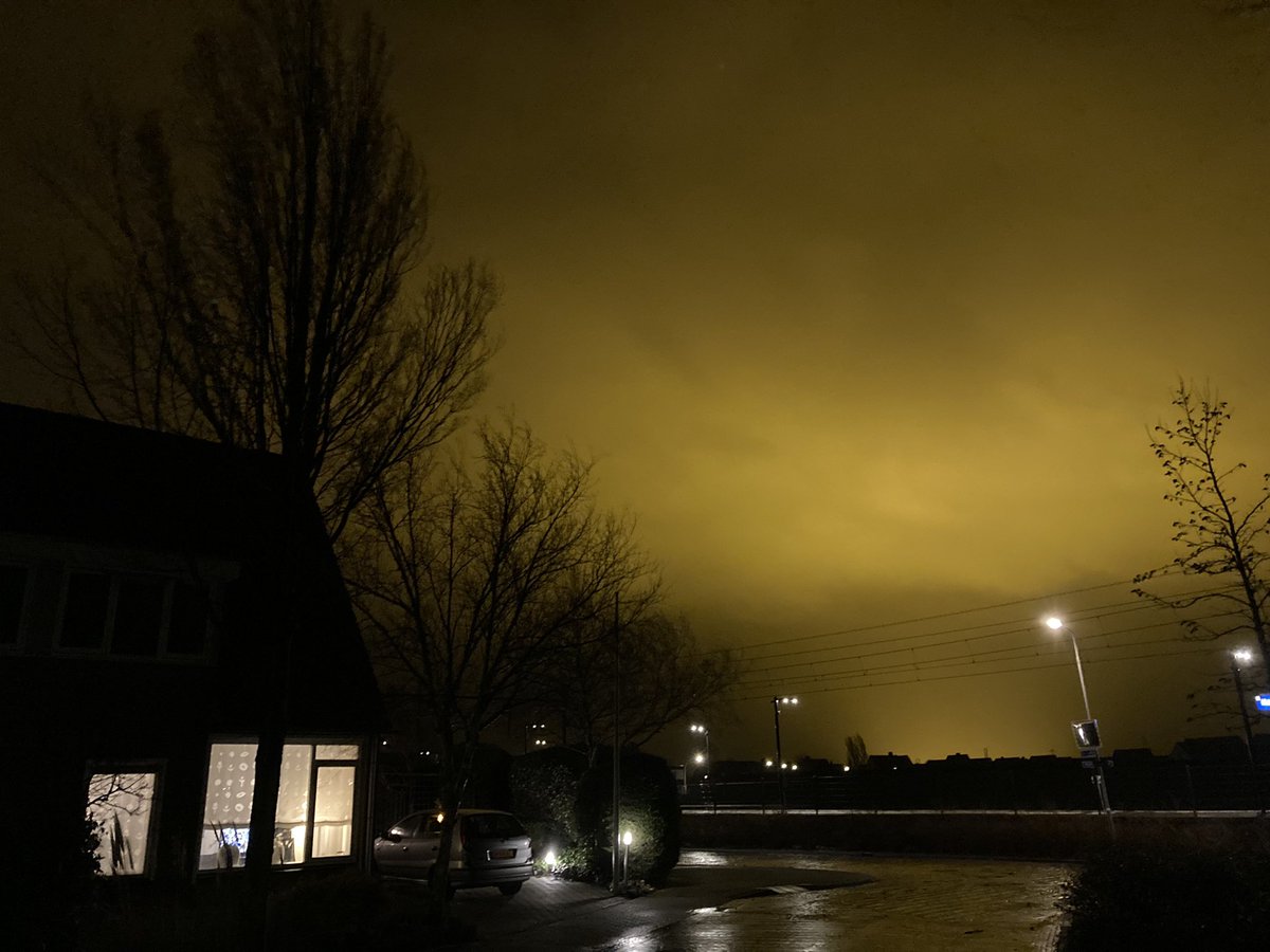 jetzevisser's tweet photo. Bijzondere nachtverlichting! #kapelle #kassen #lichtvervuiling https://t.co/GnSCQvDZc4