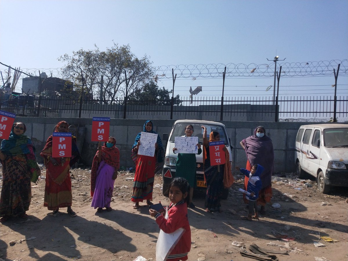संघर्षरत  आंगनवाड़ी महिलाओं के समर्थन में आज सुबह प्रगतिशील महिला संगठन की ओर से हैदरपुर मजदूर बस्ती में समर्थन कार्यक्रम किया गया।